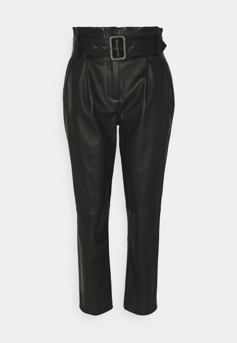 Sorte bukser i imiteret læder med høj talje, bælte med firkantet spænde, plisseret front og smalle, tilspidsede ben. Glat tekstur, uden mønstre.