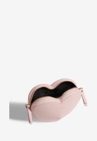 Ružová, srdcového tvaru, zipsová taška vyrobená z hladkej kože, s čiernym interiérom a zlatými zipsovými akcentmi. Obsahuje bočný zipsový úchyt.