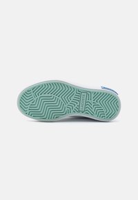 Lacoste POWERCOURT - Sneakers - white/green