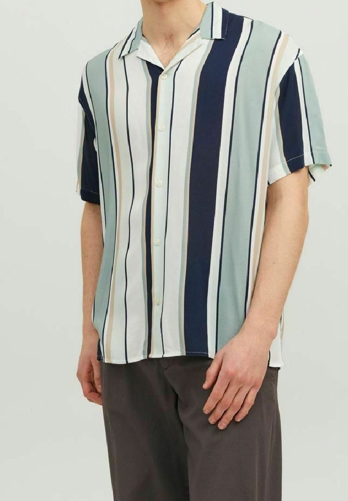 Kurzärmeliges Hemd mit Knöpfen, das vertikale Streifen in den Farbtönen Hellblau, Marineblau, Creme und Beige zeigt. Leichter Stoff mit legerer Passform.