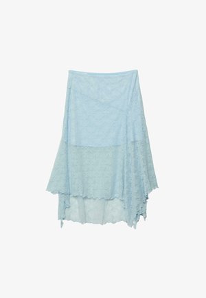 Lyseblå blonder nederdel med høj-lav kant og bølgede kanter hængende mod hvid baggrund.