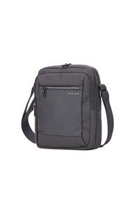 Borsa a tracolla grigia in tessuto con tasca frontale con zip, tracolla regolabile e superficie testurizzata. Presenta dettagli in metallo argentato e marchio.