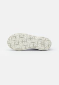 Vit gummisula på sneakers med ett texturerat diamantmönster och logotypdetalj. Rundad tå med platt botten för bra grepp.