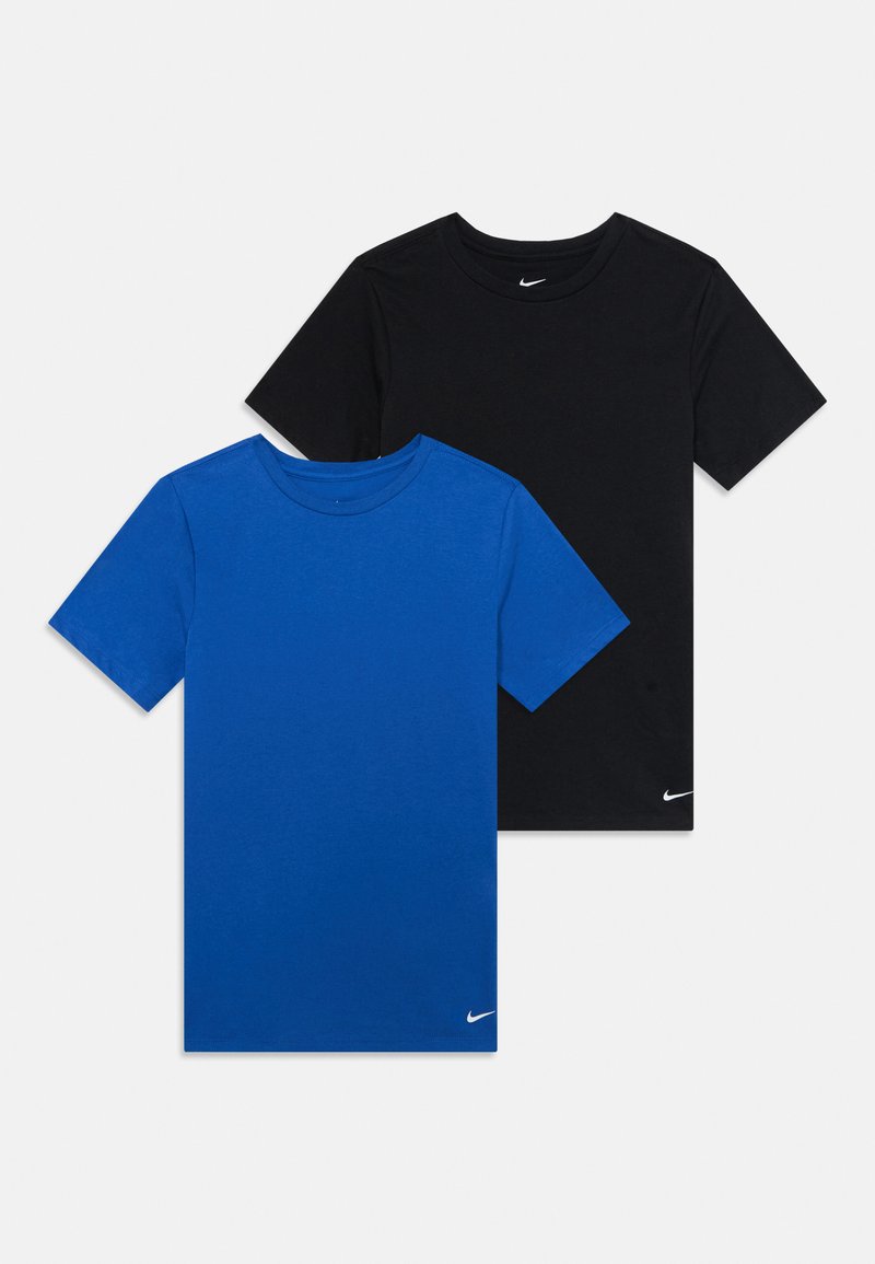 Divi plakanie Nike T-krekli ar īsām piedurknēm, viens melns un otrs zils, izklāti uz vienas virsmas ar maziem baltiem Nike logotipiem tuvumā apakšējai malai un kakla izgriezumam.