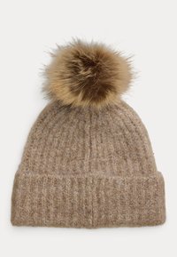 Barna kötött sapka bordás textúrával, fluffy barna pom-pom-mal a tetején és hajtott szegéllyel az alján.