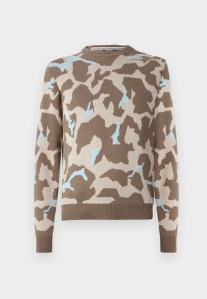 Pullover castanho e bege com um padrão de camuflagem, apresentando detalhes em azul claro, gola redonda e punhos e barra canelados.