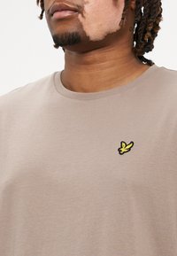 Lyle & Scott Jednoduché tričko - heritage taupe