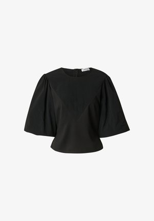 Zwarte blouse met opgezette ellebooglange mouwen, ronde halslijn en een subtiele driehoekige paneel detail aan de voorkant.