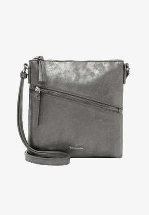 Szara torebka typu crossbody z sztucznej skóry, z kieszenią na zamek, regulowanym paskiem i subtelną fakturą. Posiada elegancki prostokątny kształt oraz akcent z logo.