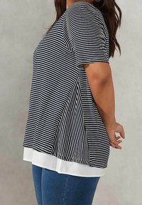 Live Unlimited London T-shirt med print - black