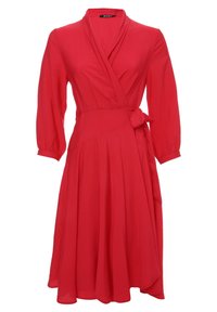 Robe portefeuille rouge à manches longues, avec une ceinture à nouer à la taille et une jupe fluide. Fabriquée dans un tissu léger à la texture lisse.