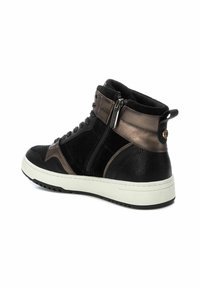 Zapatillas altas negras y bronce con una parte superior texturizada, cremallera lateral, cierre de cordones y una suela de goma blanca. Detalles de costura acentuados.