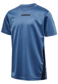 Blaues kurzärmeliges Sport-T-Shirt mit schwarzem "HUMMEL"-Logo auf der Brust und schwarzen Seitenpanelen, aus leichtem, atmungsaktivem Stoff.