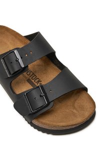 Sandal in pelle nera con due fibbie regolabili, suola in sughero e suola testurizzata. Presenta una parte superiore liscia e un logo inciso.