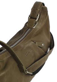 Borsa a tracolla in pelle verde oliva con chiusura a zip, tracolla regolabile e dettagli in metallo. Presenta una superficie testurizzata e un logo decorative.