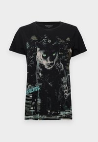 Čierne bavlnené tričko s grafickým dizajnom pantera so zelenými očami a detailmi mestského panoráma. Krátke rukávy, okrúhly výstrih.