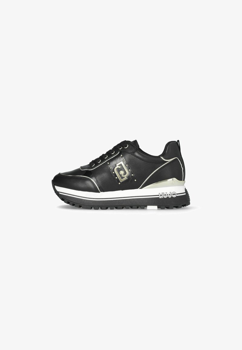 Sneaker in pelle nera con accenti bianchi, borchie metalliche e dettagli con logo. Presenta una suola in gomma robusta e lacci. Design elegante e atletico.