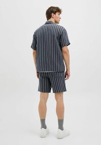 Kortærmet stribet skjorte og shorts sæt i mørkegrå med lyseblå striber, med en afslappet pasform og tekstureret stof.
