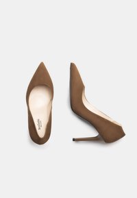 Pump in suede marrone con tacco alto, punta affilata e silhouette elegante, dotate di tacco a stiletto e rivestimento interno liscio.