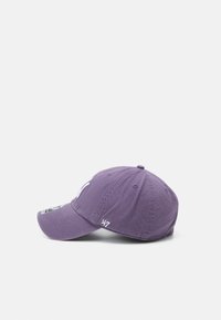 Lilla bomullsbasketcaps med buet skjerm, brodert logo foran, justerbar stropp og seks ventilasjonsboller.