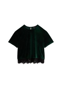 Crop top en velours vert à manches courtes avec un ourlet en dentelle noire et une petite ouverture en forme de goutte au dos. Texture lisse, design simple.