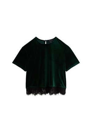 Groene fluwelen crop top met korte mouwen, een zwarte kantrand en een klein openingetje met sleutelgat aan de achterkant. Gladde textuur, eenvoudig ontwerp.