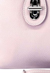 Lichtroze leren handtas met een gemarmerde oppervlakte, een zilverkleurige sluiting en gestikte accenten, die een gladde en gepolijste afwerking benadrukken.