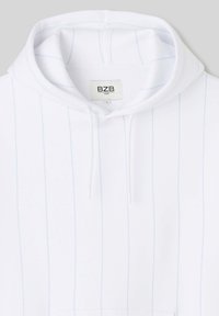 Sweat à capuche blanc avec des rayures verticales bleu clair, capuche avec cordon de serrage et une étiquette indiquant "BZB Loose". Fabriqué en tissu doux et texturé.