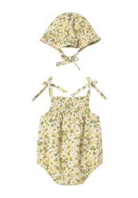 Mameluco amarillo con estampado floral y cuerpo fruncido, con tirantes ajustables, acompañado de un sombrero a juego con lazos.