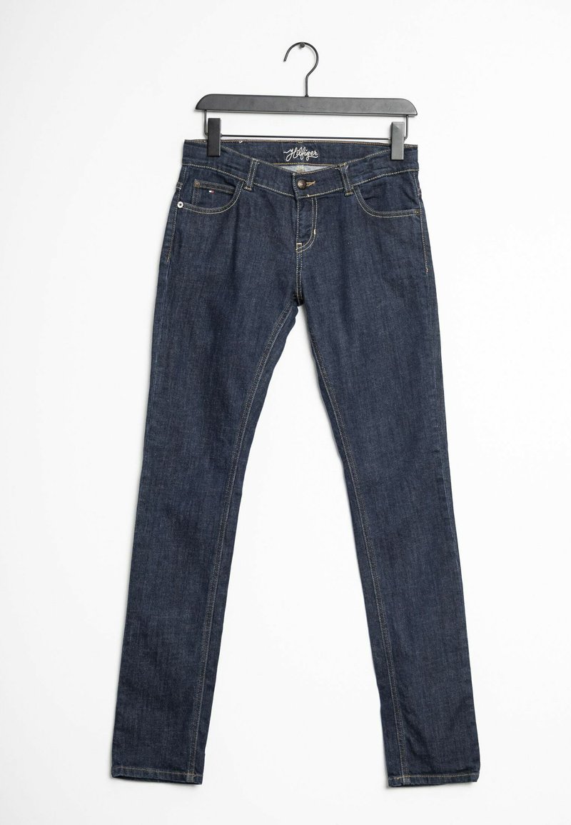 Jeans de denim azul oscuro, de corte ajustado, con bolsillos delanteros y cierre de botón. Presenta costuras visibles y una etiqueta de logo de cuero en la cinturilla.