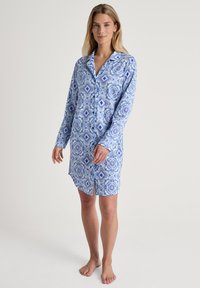 Camicia da notte blu con motivo, maniche lunghe, colletto con bottoni e vestibilità morbida. Realizzata in tessuto morbido con disegni intricati.