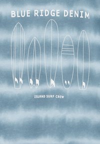 Mėlynas grafiškas T-shirt su penkiomis baltomis banglenčių siluetais, esančiais ant tekstūruoto mėlyno fono su švelniais dryžiais. Tekstas sako: "BLUE RIDGE DENIM ISLAND SURF CREW."