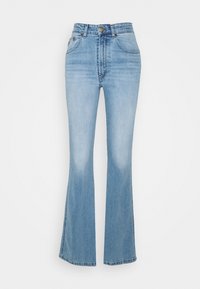 Hellblaue Schlagjeans aus Denim mit hoher Taille, einschließlich Fronttaschen, einem Knopfverschluss und subtilen Verblassungen an den Beinen.