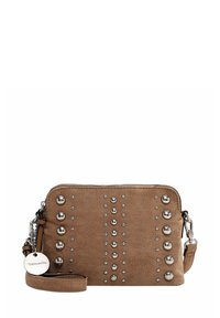 Braune Wildleder-Crossbody-Tasche mit silbernen Nieten. Sie verfügt über einen Reißverschluss, einen verstellbaren Riemen und einen runden Anhänger mit dem Markennamen.