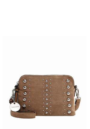 Bruine suèdine schoudertas met zilverkleurige studs. Voorzien van een ritsluiting, een verstelbare schouderband en een ronde hanger met de merknaam.