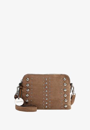 Bolso cruzado de ante marrón con tachuelas en tono plateado. Cuenta con un cierre de cremallera, correa ajustable y un charm redondo con el nombre de la marca.