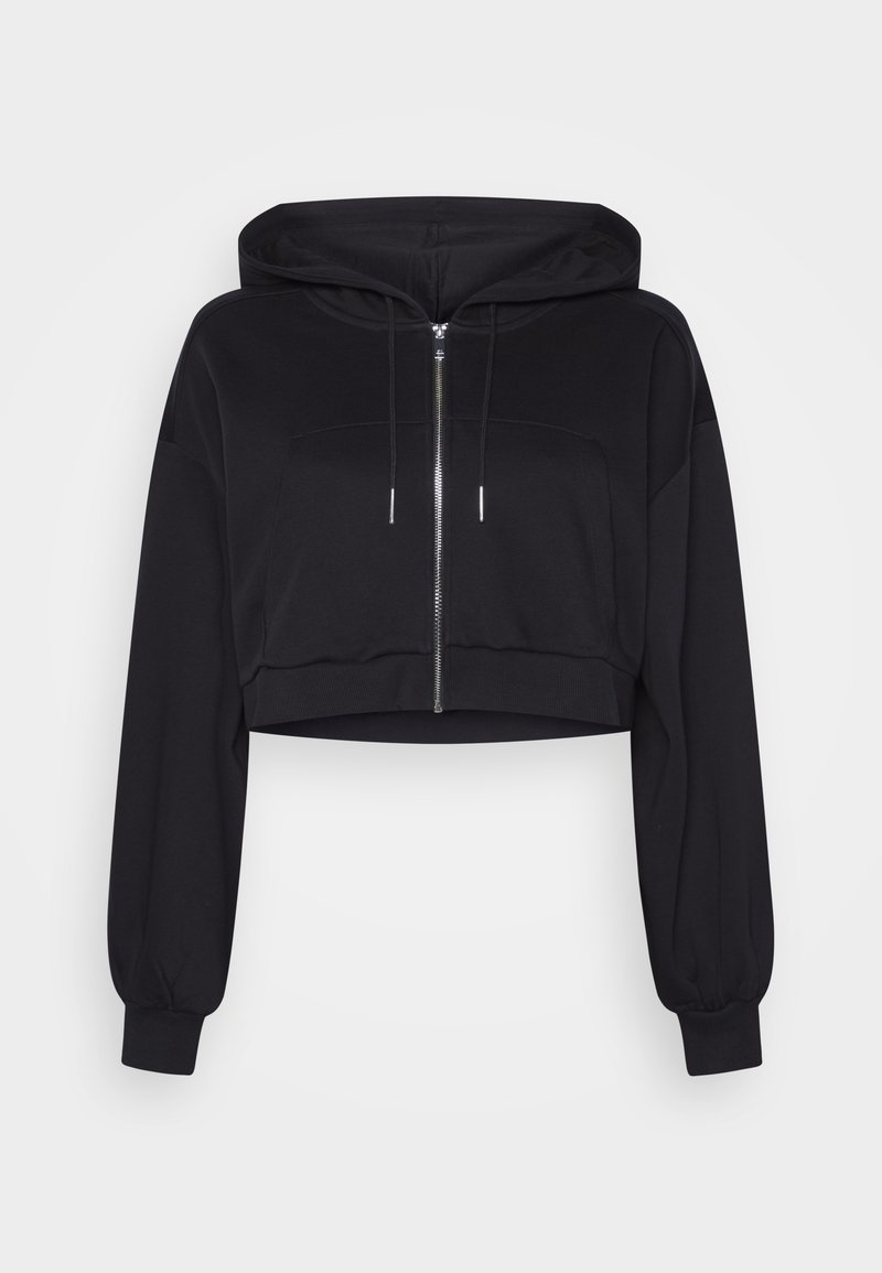 Sudadera corta negra con cremallera frontal, capucha con cordón y mangas largas tipo globo. Presenta una tela suave y un diseño minimalista.
