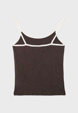 Ciemnobrązowy damski top na ramiączkach z białą lamówką wzdłuż dekoltu i cienkimi ramiączkami, położony płasko na jasnym tle.