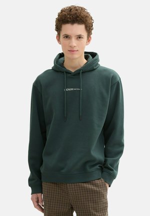 Dunkelgrüner Kapuzenpullover aus weichem Material mit Kängurutasche und verstellbaren Zugbändern. Verfügt über ein weißes Textlogo auf der Vorderseite.