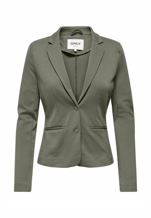 Alyvuogių žalios spalvos moteriškas pritaikytas švarkas su žirkliniais atlapais, dviem mygtukais ir dviem priekinėmis kišenėmis su plyšiais ant balto fono.