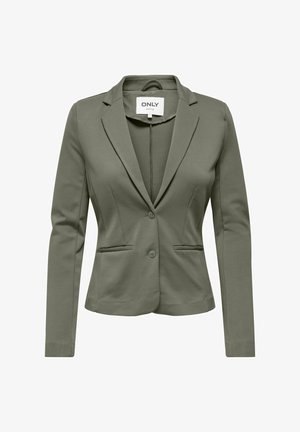 Olīvu zaļš sieviešu žakete ar ieskautām atlokiem, divām pogām un divām priekšējām kabatām uz balta fona.