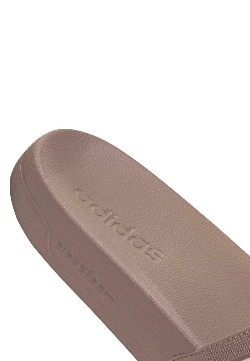 Adidas-Sandale im hellen Mauve mit texturiertem Gummibelag, leichter Fußgewölbe-Einlage und geprägt angebrachtem Marken- sowie "cloudfoam"-Logo an der Seite.