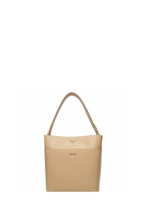 Beżowa skórzana torba typu bucket z pojedynczym paskiem na ramię, zapięciem na zatrzask magnetyczny oraz logo marki umieszczonym na środku przedniego panelu.