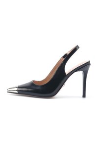 Černé lakované kožené střevíce typu slingback s špičatou špičkou, kovovým akcentem na špičce, štíhlým podpatkem, hladkou texturou a designem s otevřenou zadní částí.
