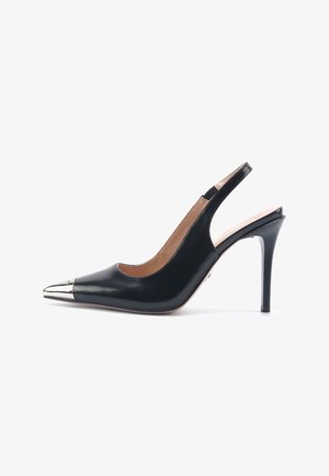 Must kiltshii slingback pump musta, teravatesa ning nutse, metallaksent varvas kaanega, peenike konts, sile tekstuur ja avatud tagaosa disain.