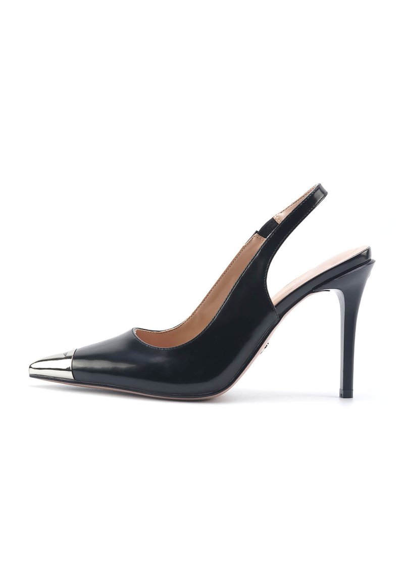 Černé lakované kožené střevíce typu slingback s špičatou špičkou, kovovým akcentem na špičce, štíhlým podpatkem, hladkou texturou a designem s otevřenou zadní částí.