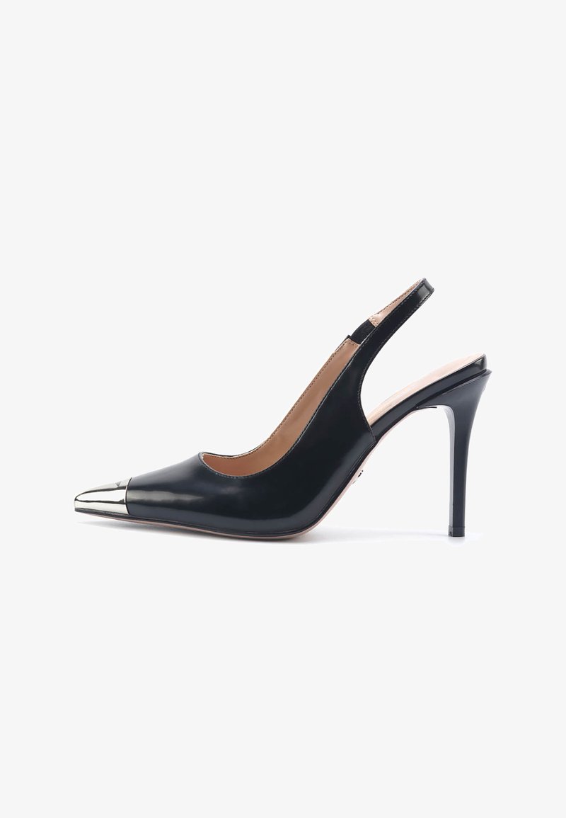Črne patent usnjene slingback salonarje s koničastim nosom, kovinskim detajlom na kapici, elegantno peto, gladko teksturo in odprtim hrbtom.