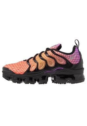 Sneaker med sort sål og cage-design, gradient netupper, der skifter fra orange til pink og lilla, med sorte snørebånd og et lille swoosh-logo.