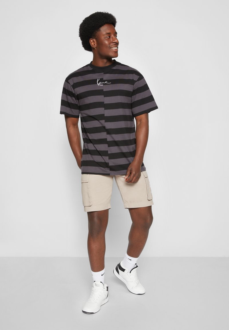 Damen T-Shirts | Karl Kani UNISEX SMALL SIGNATURE SPLIT STRIPE TEE T-Shirt print dark grey/dunkelgrau - GD50506 Damen T-Shirts | Karl Kani UNISEX SMALL SIGNATURE SPLIT STRIPE TEE T-Shirt print dark grey/dunkelgrau - GD50506
