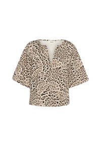 Bluza kratkih rukava s leopard uzorkom od mekanog, laganog materijala. V-izrez i širok kroj s suptilnom teksturom. Savršena za ležerno nošenje.